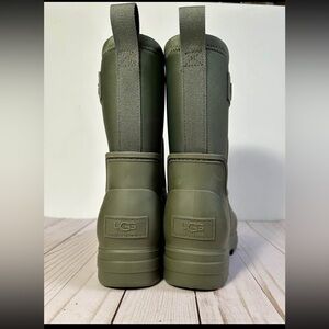 Uggs snow boots kids 5 BRAND NEW!!!